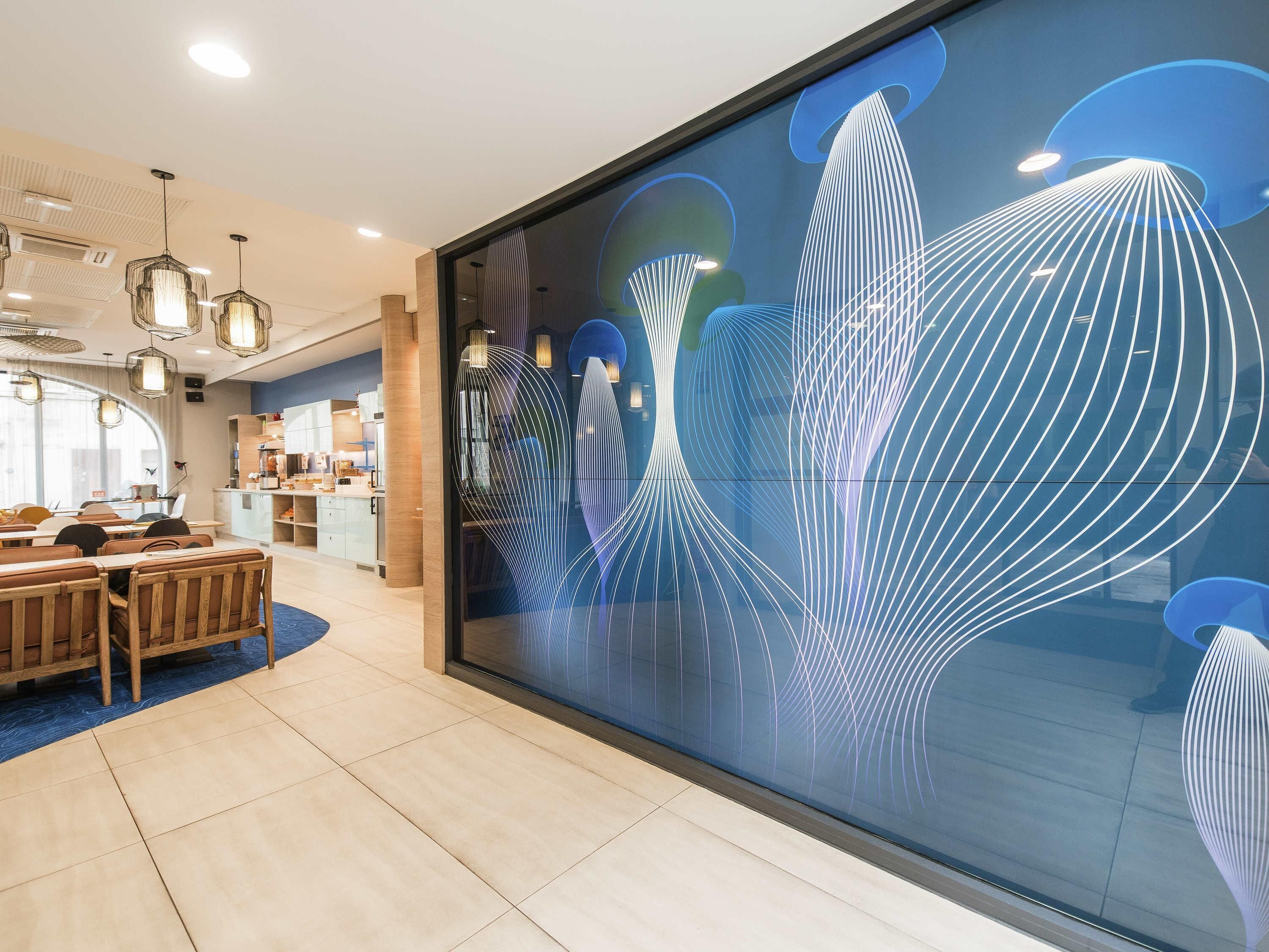 Petit déjeuner buffet (12 EUR par personne)