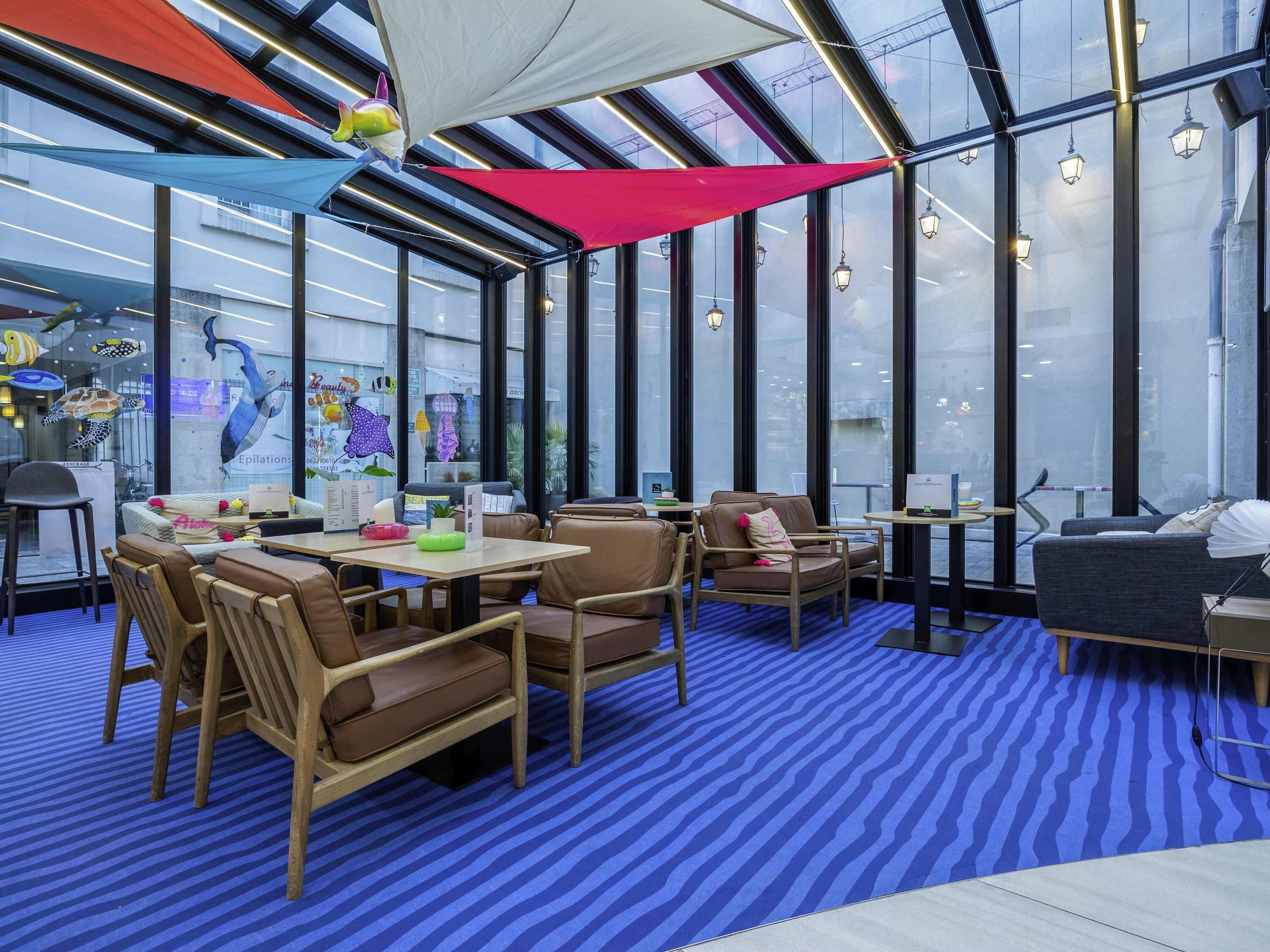 Bar (trong khuôn viên)