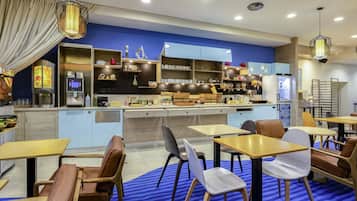 Petit déjeuner buffet (12 EUR par personne)