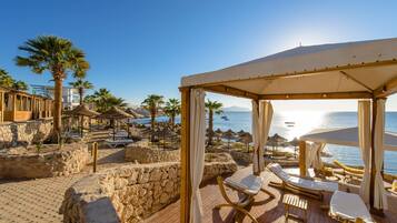 Privat strand, strandhåndklær, massasje på stranden og strandbar