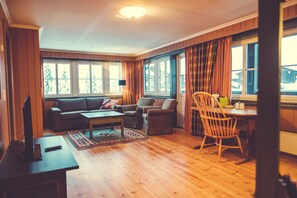 Suite | Desk, blackout drapes, free WiFi, bed sheets