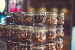 بوفيه فطور مجانًا يوميًا
