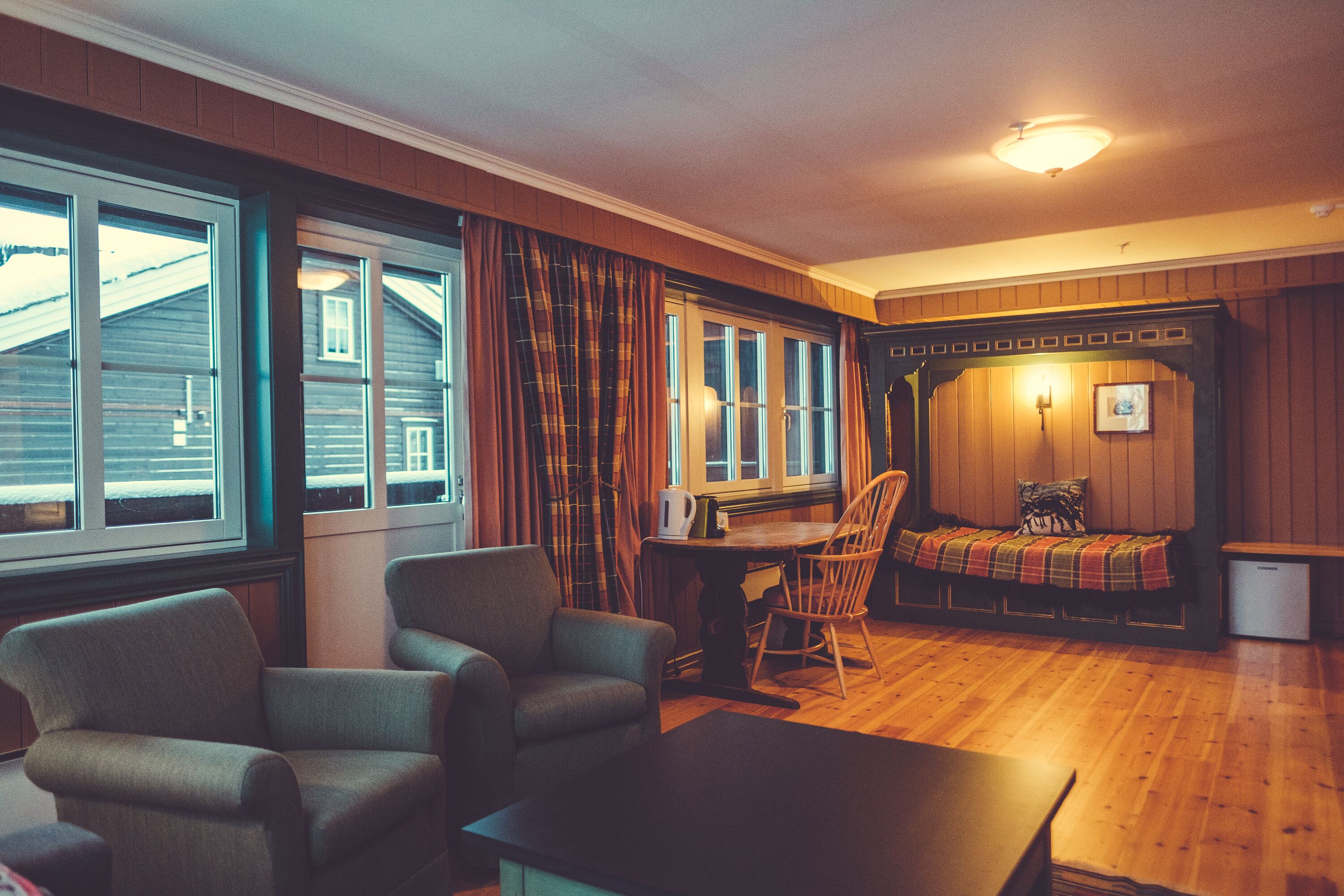 suite | desk, blackout curtains, free wifi, bed sheets