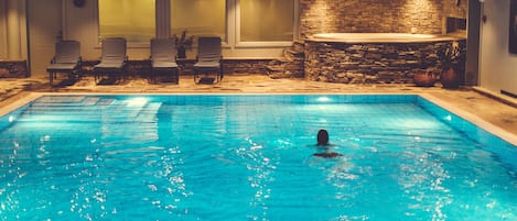 Indoor spa tub