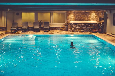 Indoor spa tub