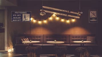 2 Bars/Lounges