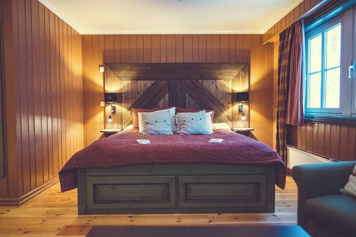 Junior Suite | Desk, blackout drapes, WiFi (free), bed sheets