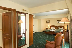Hypo-allergenic bedding, minibar, in-room safe, desk
