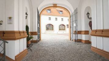 Vista frontal de la propiedad