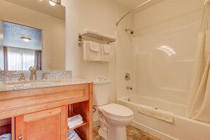 Suite, 2 chambres (with Living Area) | Salle de bain | Articles de toilette gratuits, sèche-cheveux, serviettes fournies