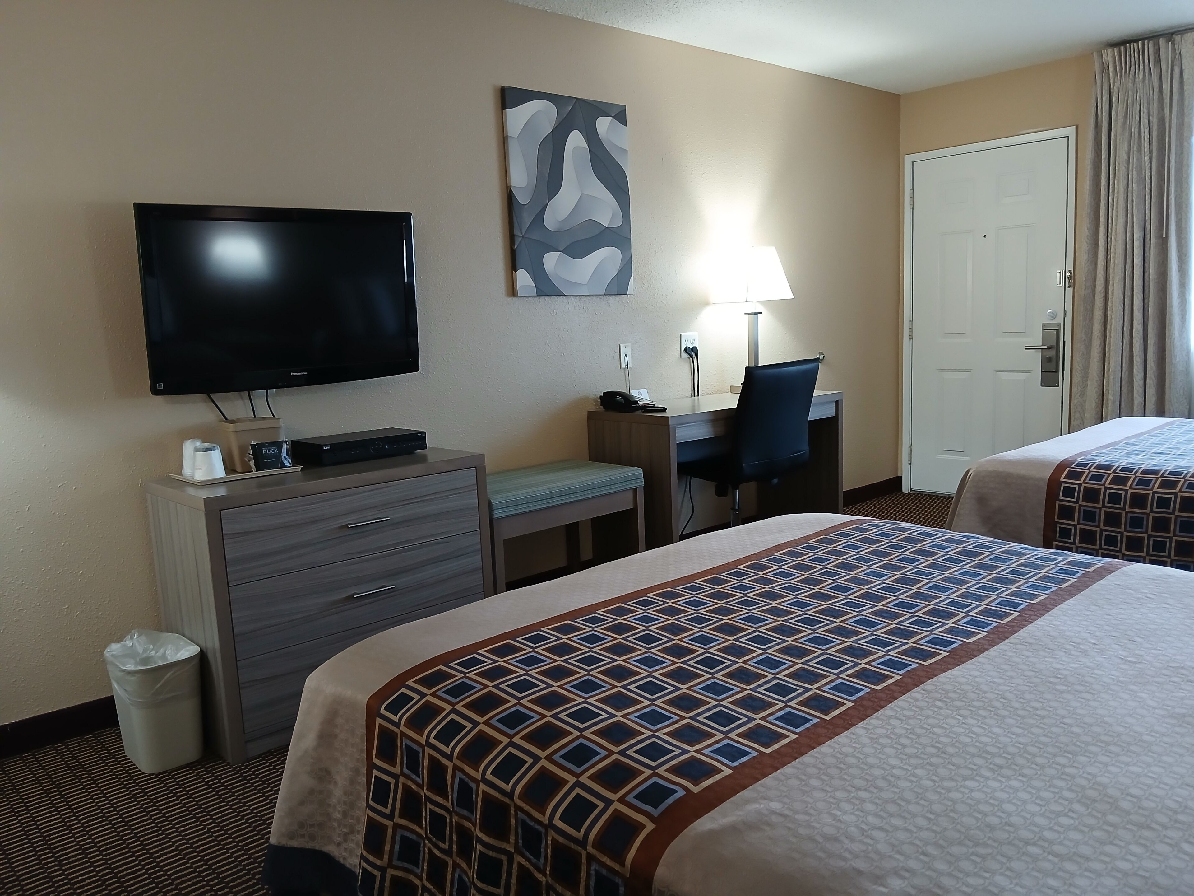 Standaard kamer, 2 queensize bedden | Een strijkplank/strijkijzer, gratis wifi, beddengoed, een wekker