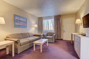 Suite, 1 très grand lit et 1 canapé-lit | Coin séjour