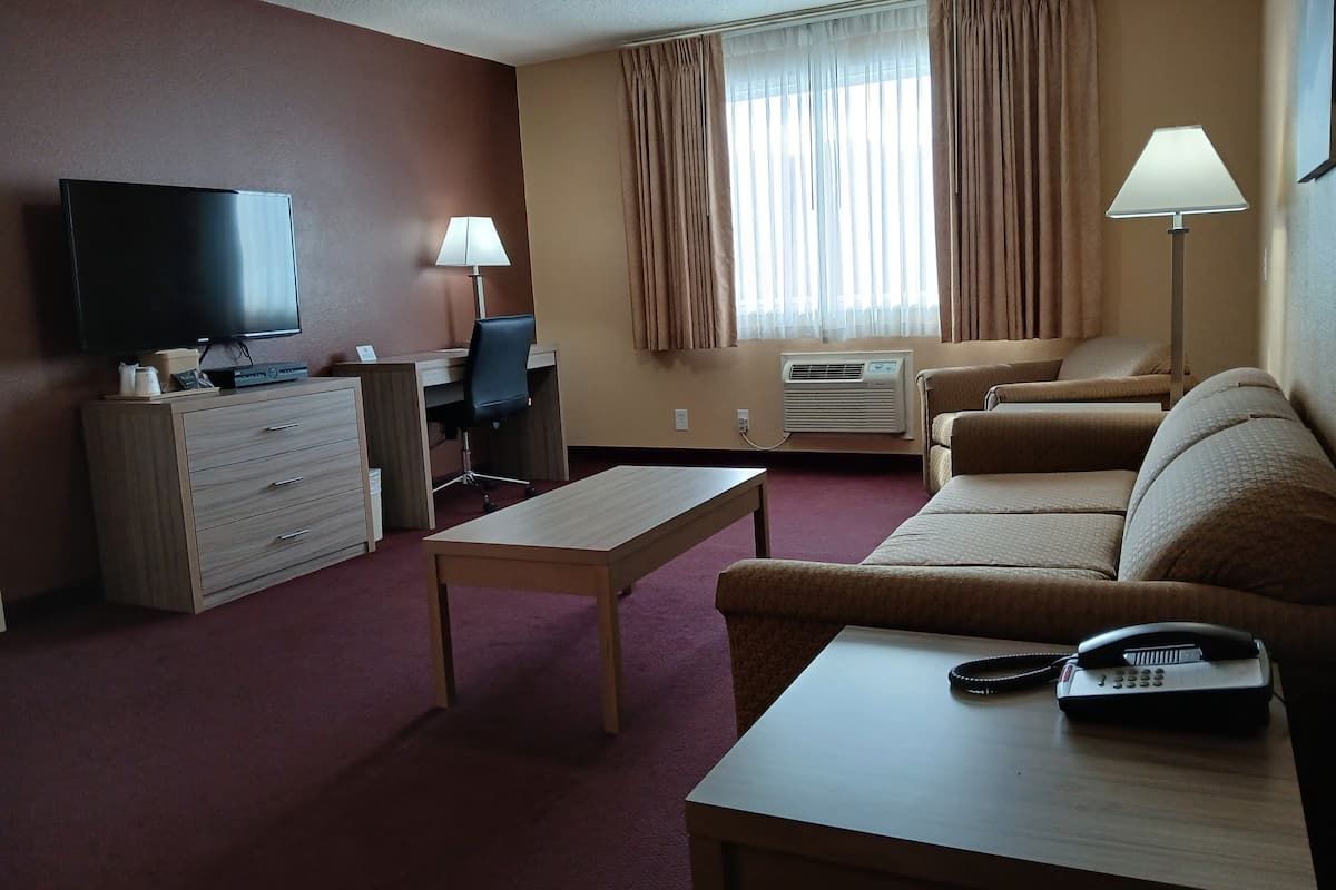 Suite, 2 habitaciones (with Living Area) | Tabla de planchar con plancha, wifi gratis, ropa de cama y despertador