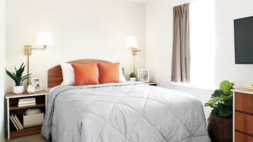 Escritorio, internet gratis y ropa de cama