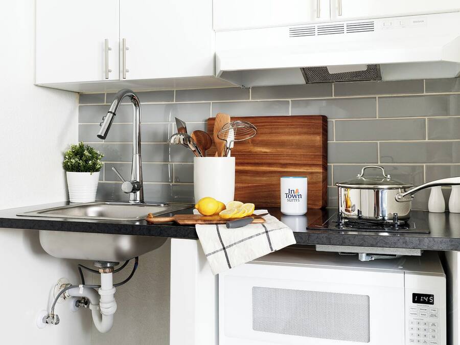 Kjøleskap, mikrobølgeovn, kokeplater og fryser