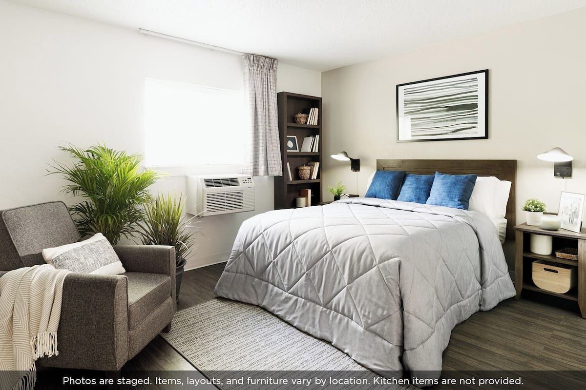 Camera Premium, 1 letto queen con divano letto | Una scrivania, accesso a Internet gratuito, lenzuola
