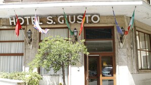 Et hotel kaldet "HOTEL S. GUSTO" med flag hængende udenfor.