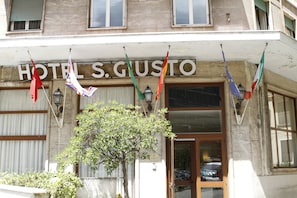 Property entrance - Hotel San Giusto (Rome)