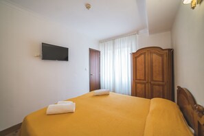 Minibar, in-room safe, desk, soundproofing - Hotel San Giusto (Rome)