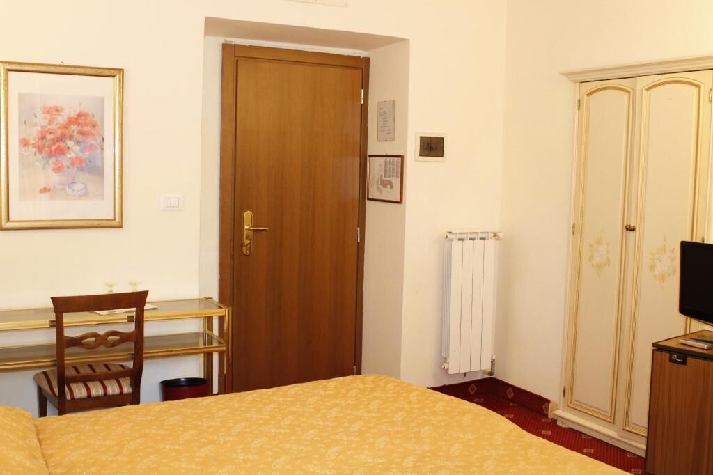 Frigobar, cofres nos quartos, escrivaninha, quartos à prova de som