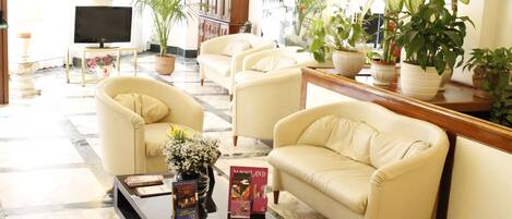 Coin salon dans le hall