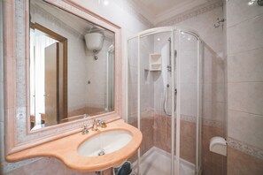 Classic Single Room | Bathroom | Free toiletries, hair dryer, towels - Hotel San Giusto (Rome)