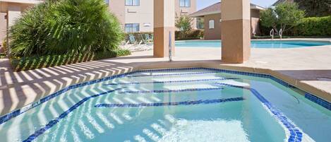 Piscine extérieure, chaises longues