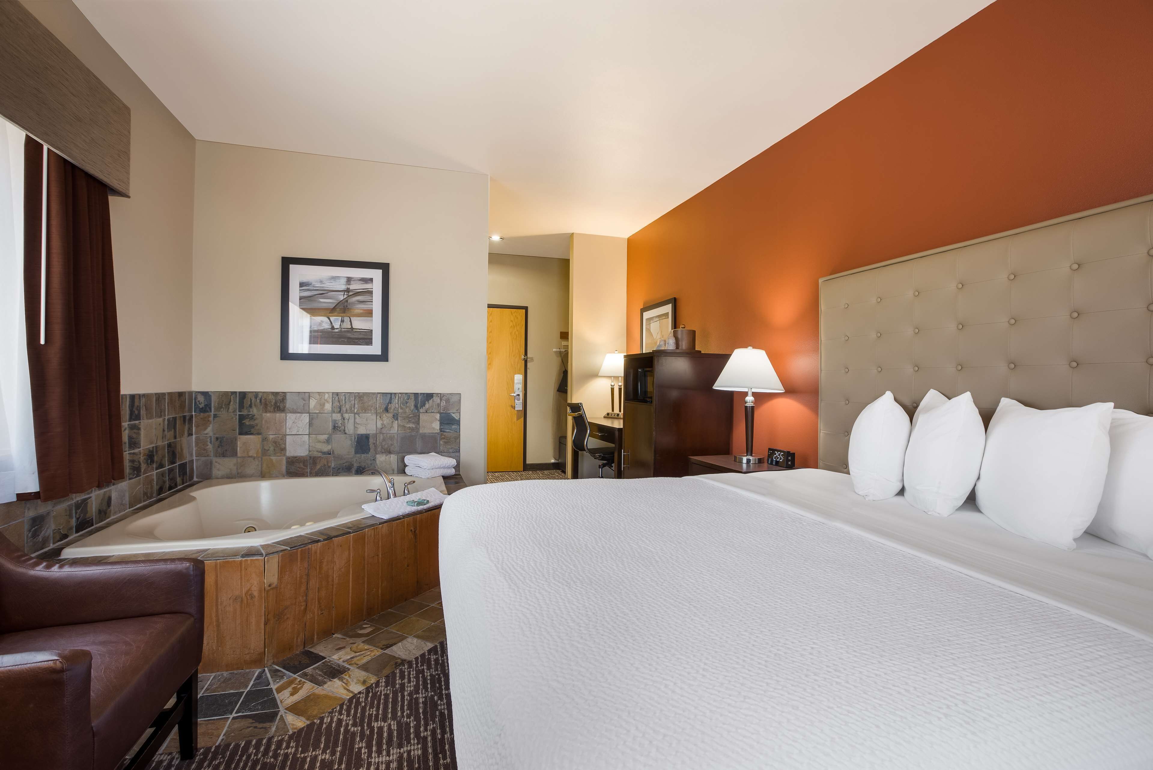 standard room, 1 king bed, non smoking, jetted tub (oversized room) | desk, laptop workspace, iron/ironing board, wifi