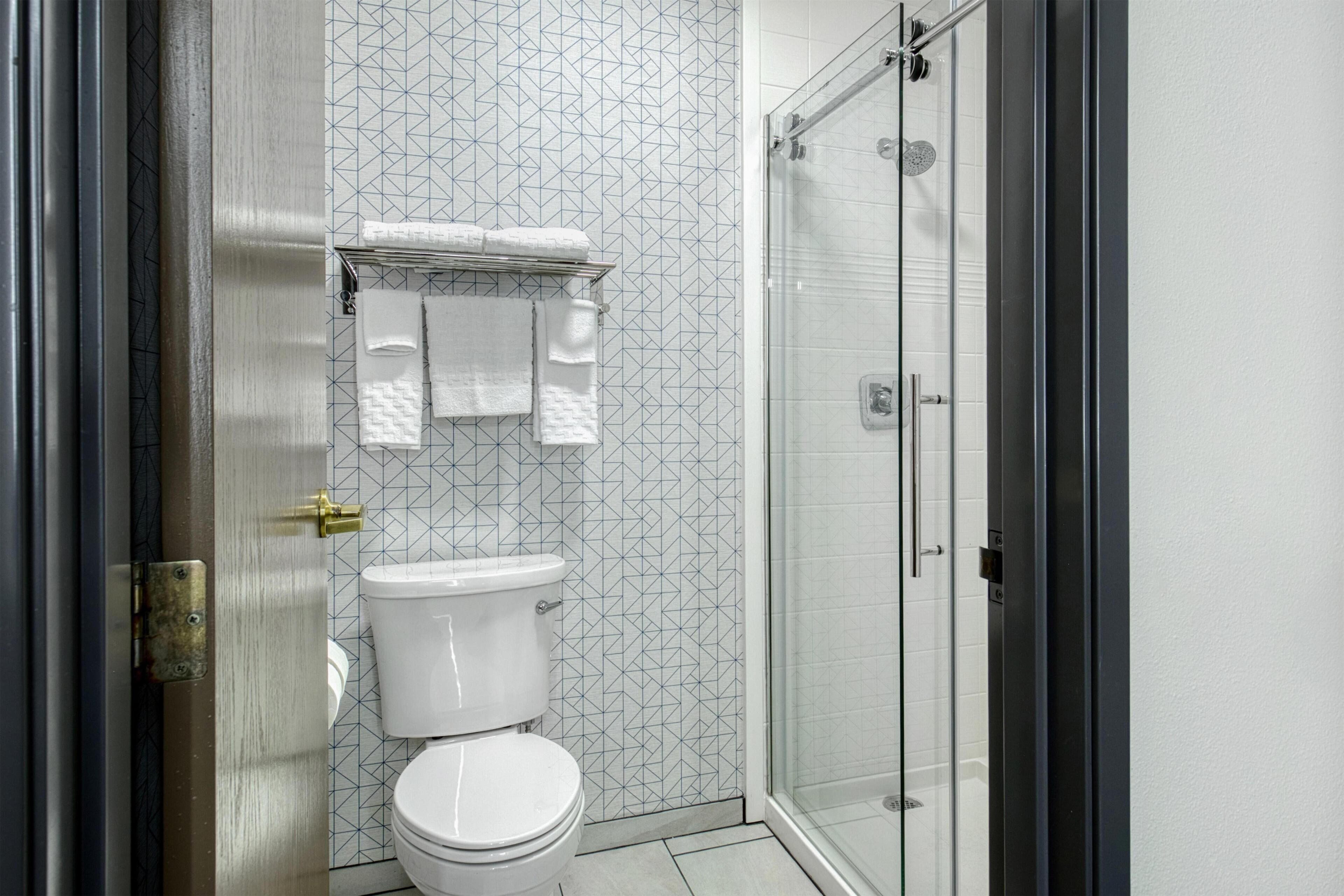 Bañera con ducha, artículos de tocador gratuitos, secador de pelo