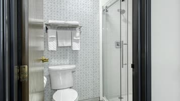 Bañera con ducha, artículos de tocador gratuitos, secador de pelo