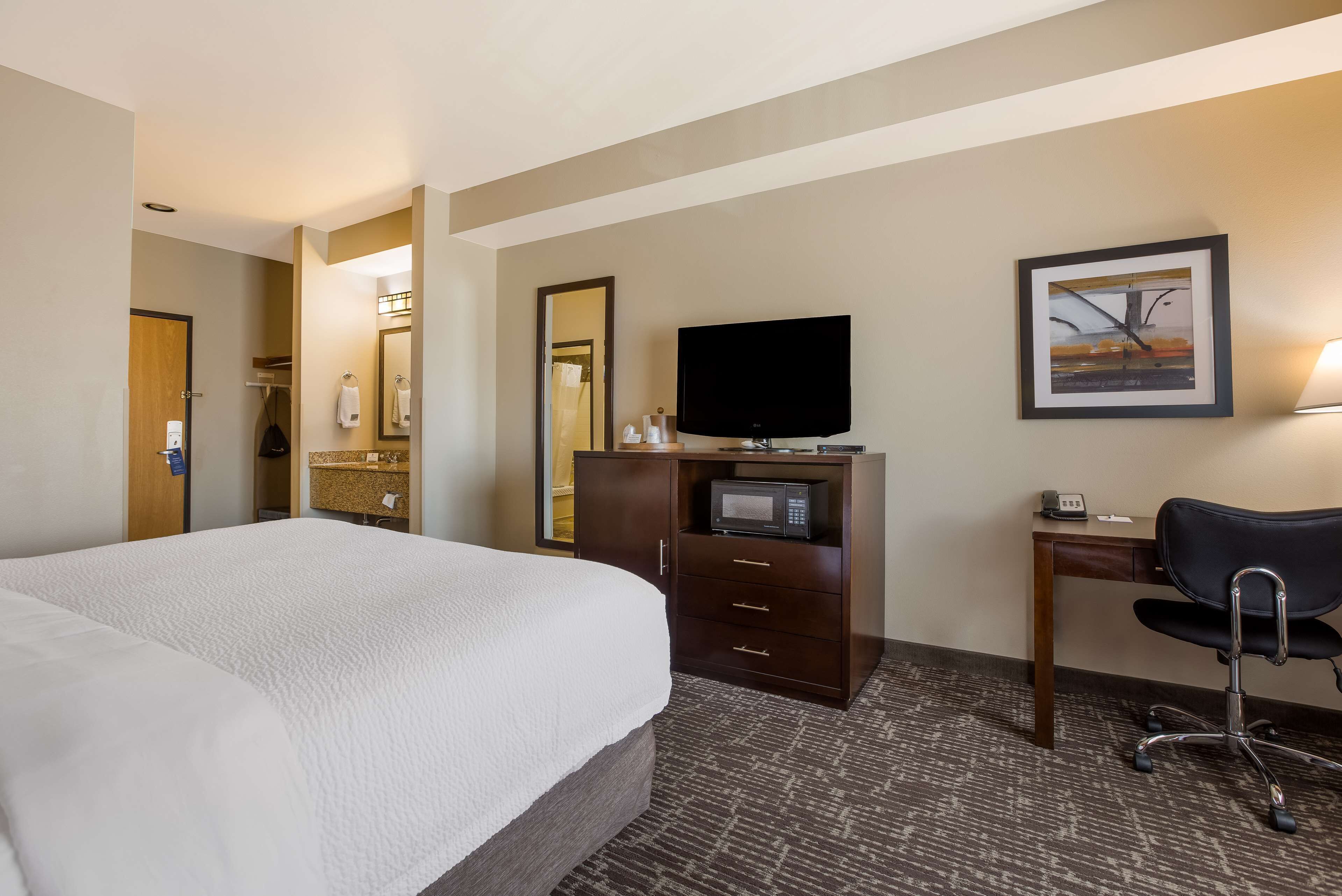 standard room, 1 king bed, non smoking, jetted tub (oversized room) | desk, laptop workspace, iron/ironing board, wifi