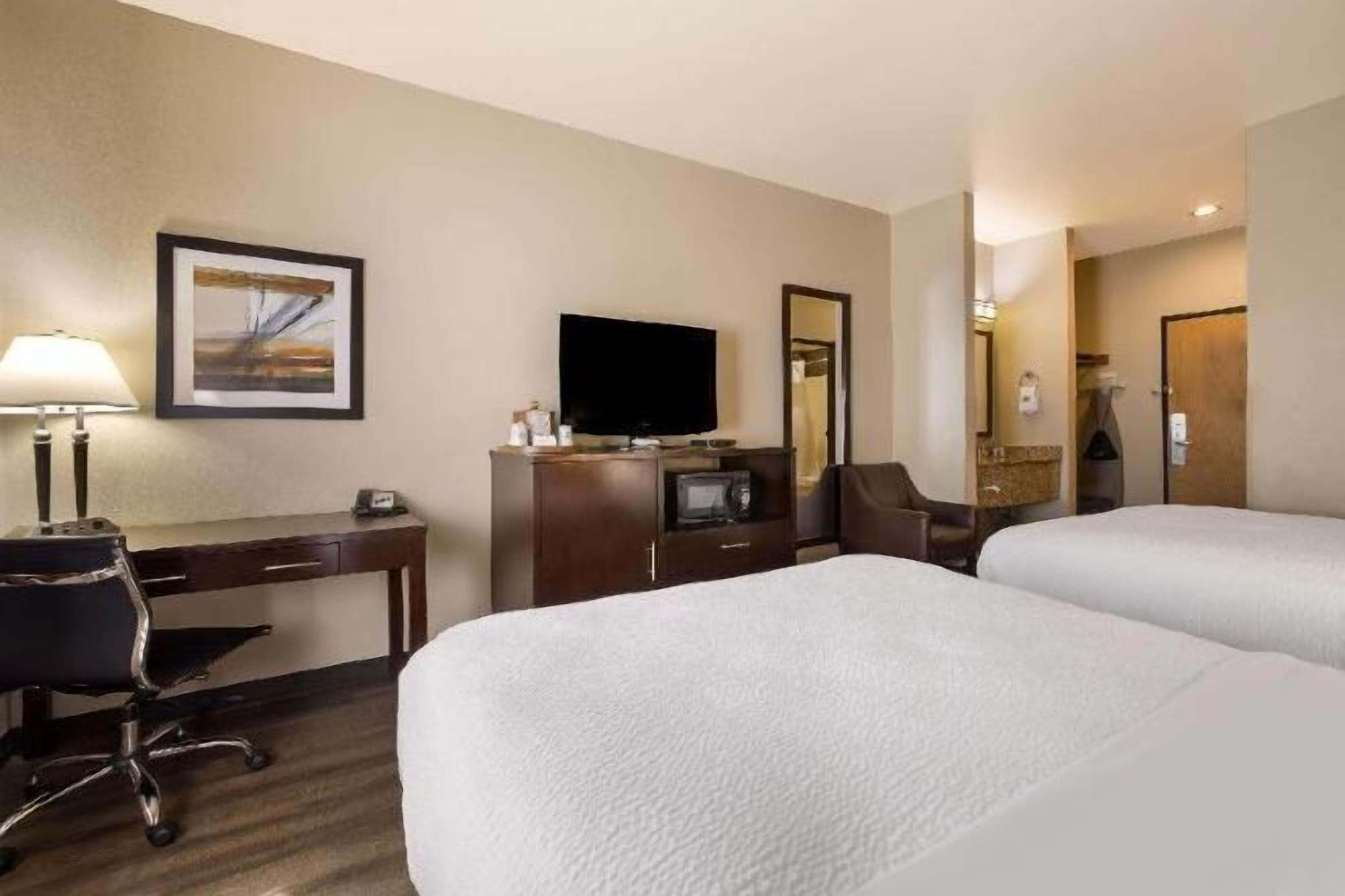 Meja, ruang kerja komputer riba, seterika/papan seterika, Wi-fi 