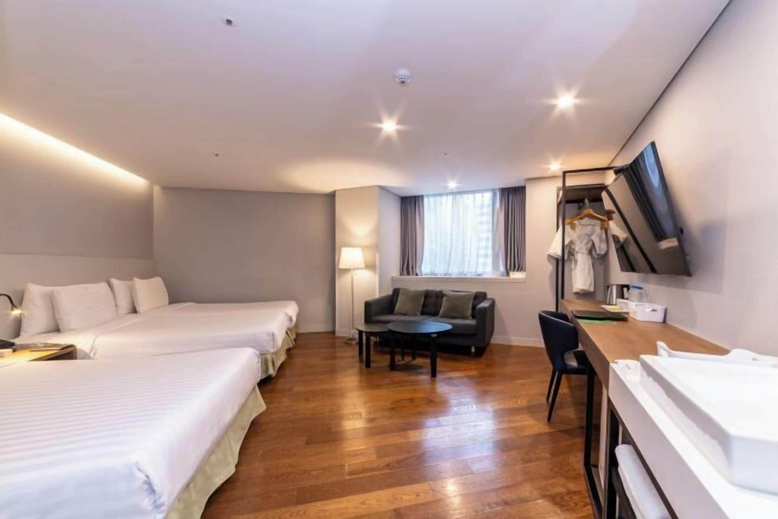 Een kluis op de kamer, individueel gemeubileerd, een bureau