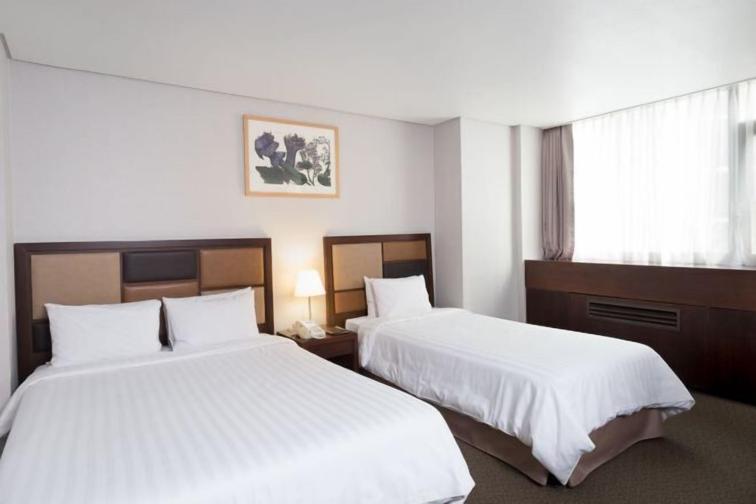 Een kluis op de kamer, individueel gemeubileerd, een bureau