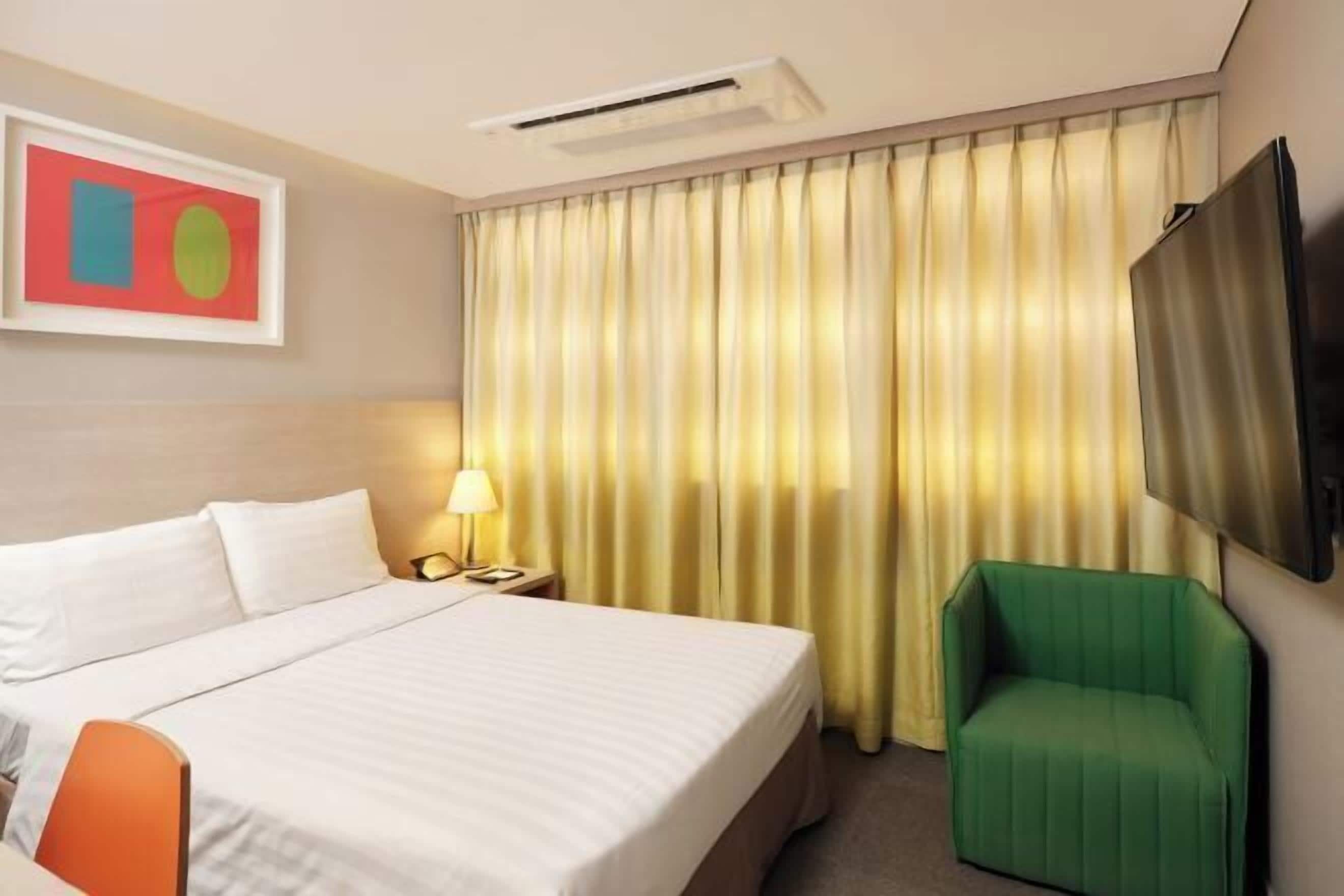 Een kluis op de kamer, individueel gemeubileerd, een bureau