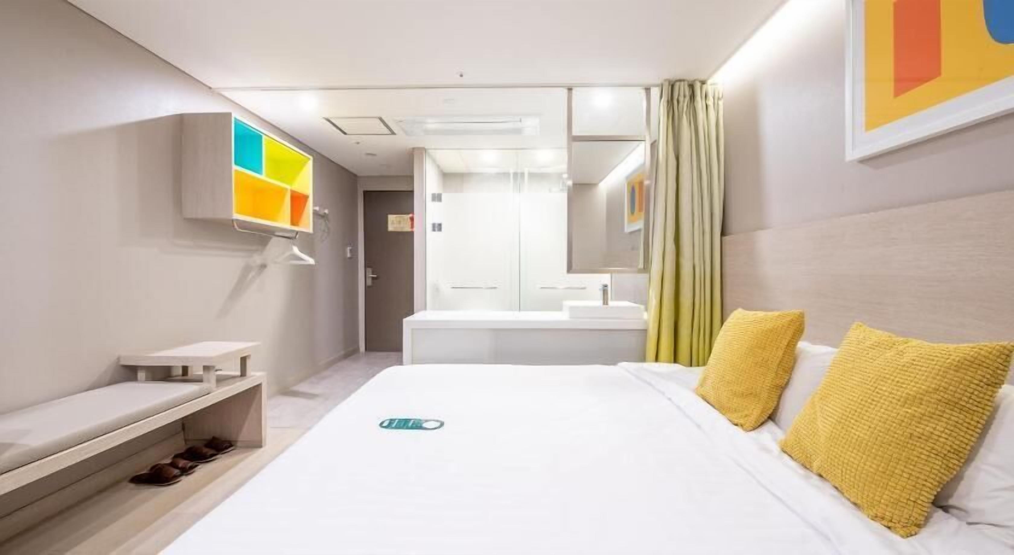 Een kluis op de kamer, individueel gemeubileerd, een bureau