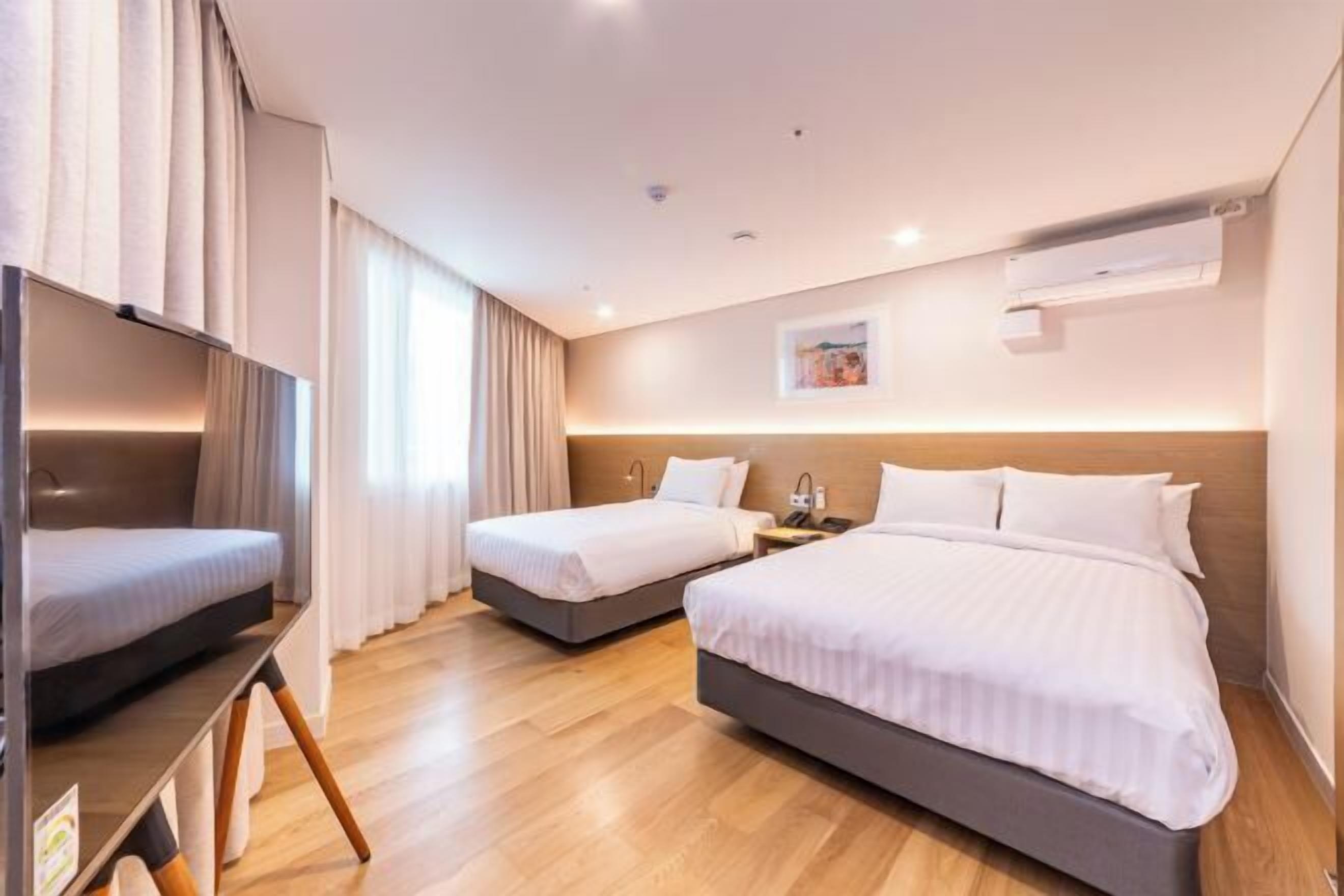 Een kluis op de kamer, individueel gemeubileerd, een bureau