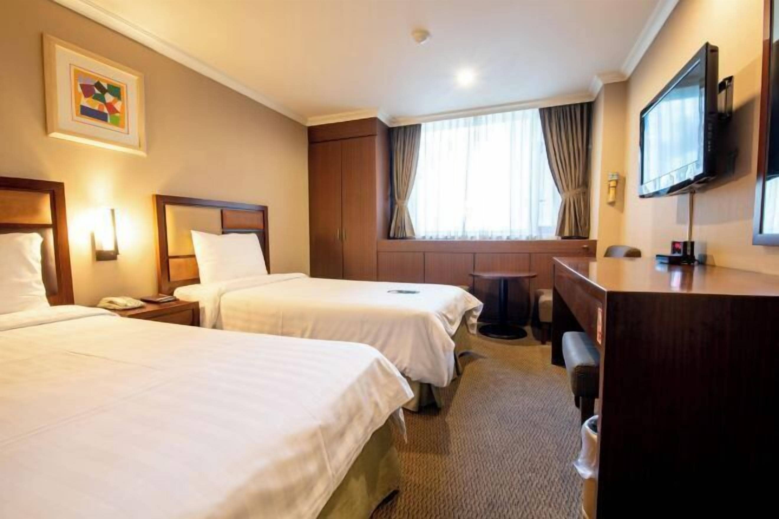 Een kluis op de kamer, individueel gemeubileerd, een bureau