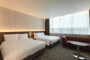 Kamar Deluks (Family) | Brankas, dilengkapi dengan perabotan berbeda-beda, dan meja kerja