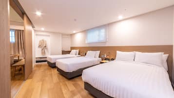 Premium Family Suite With Loft 1606 | Caja de seguridad en la habitación, muebles diferentes y escritorio