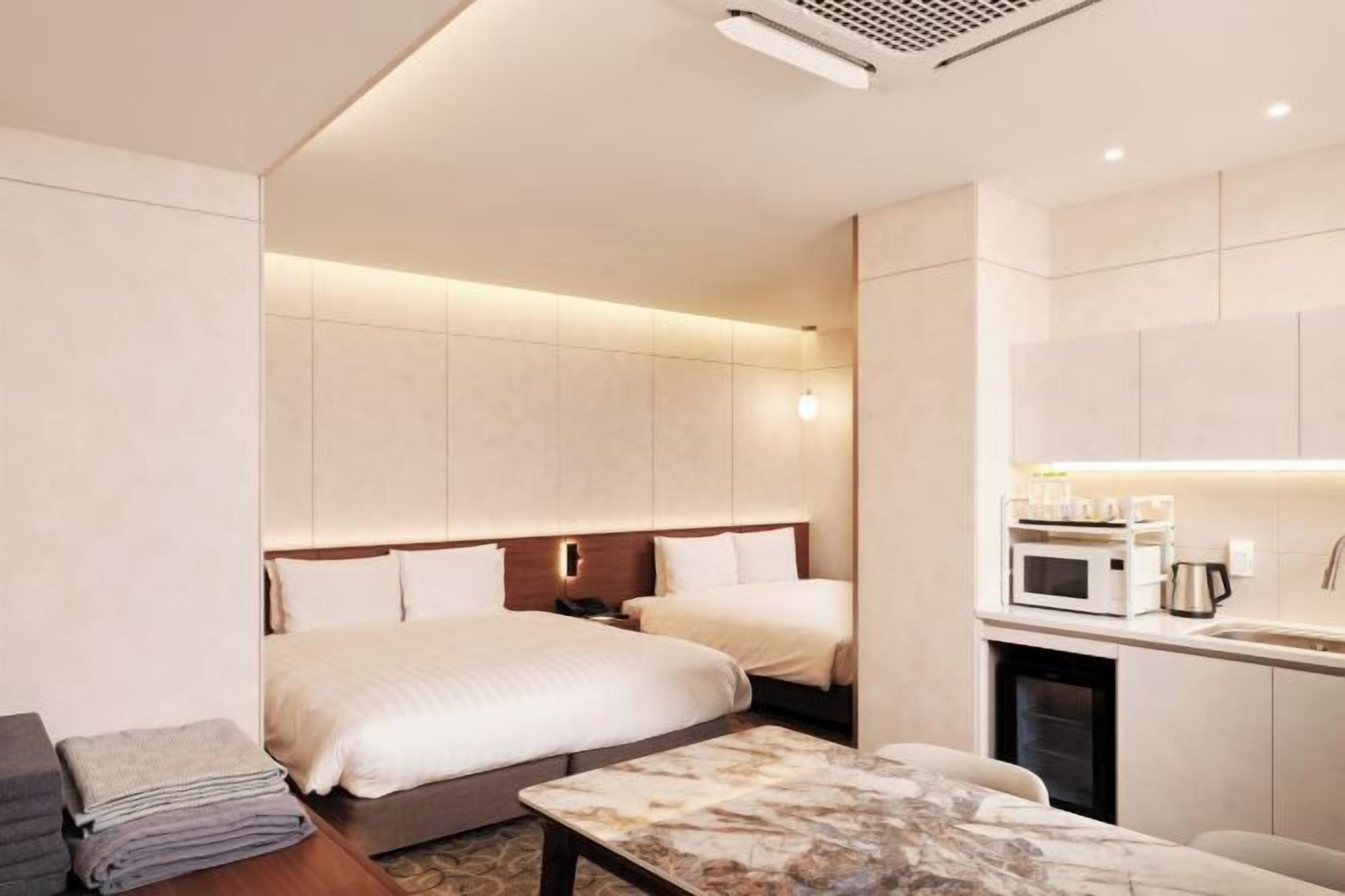 Een kluis op de kamer, individueel gemeubileerd, een bureau