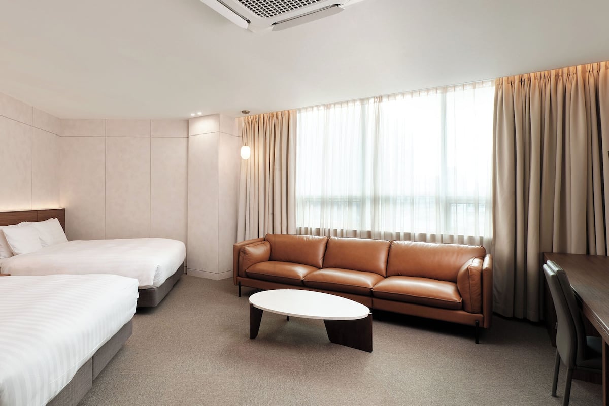 Deluxe Family Room