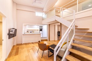 Premium Family Suite With Loft 1602 | Brankas, dilengkapi dengan perabotan berbeda-beda, dan meja kerja