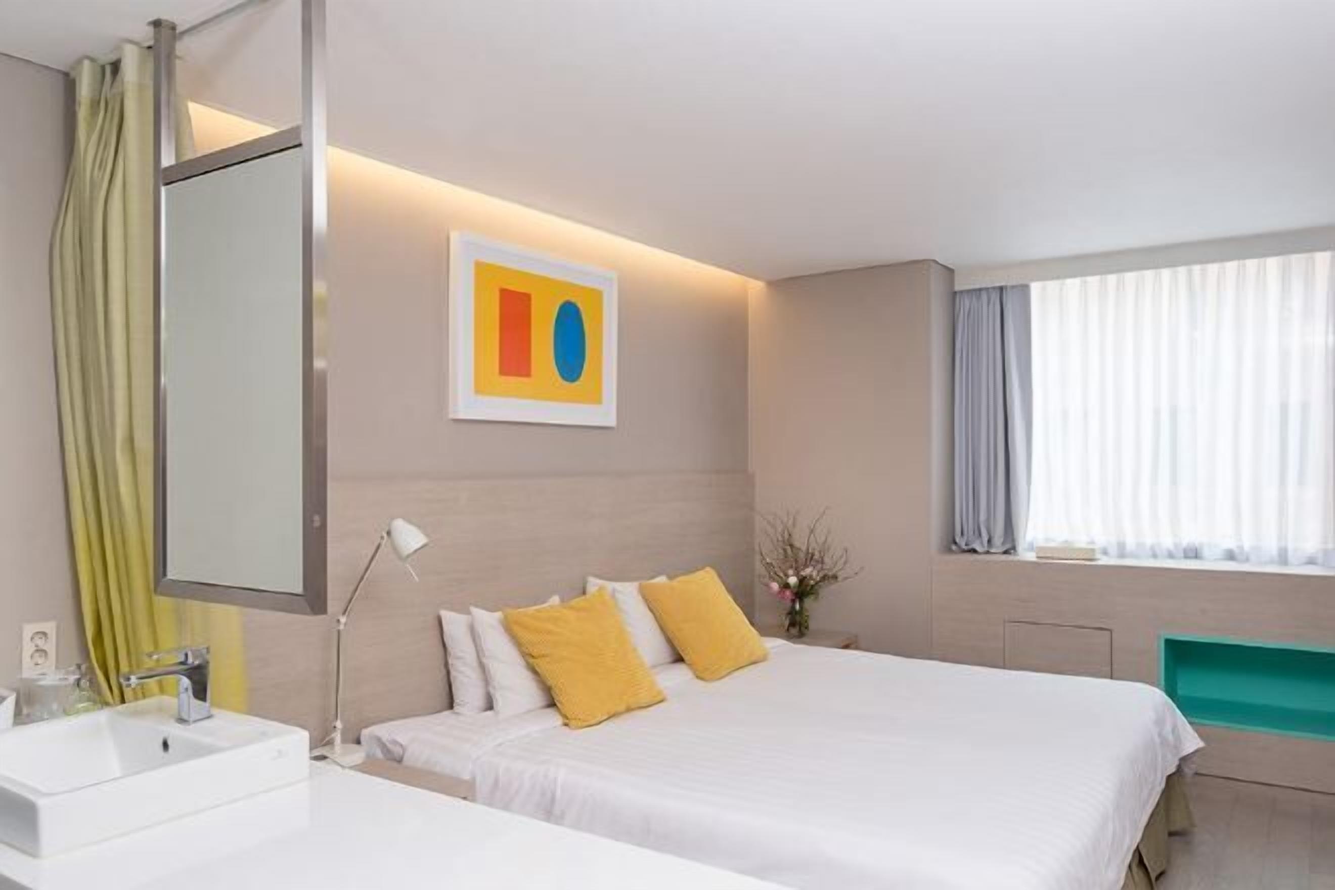 Een kluis op de kamer, individueel gemeubileerd, een bureau