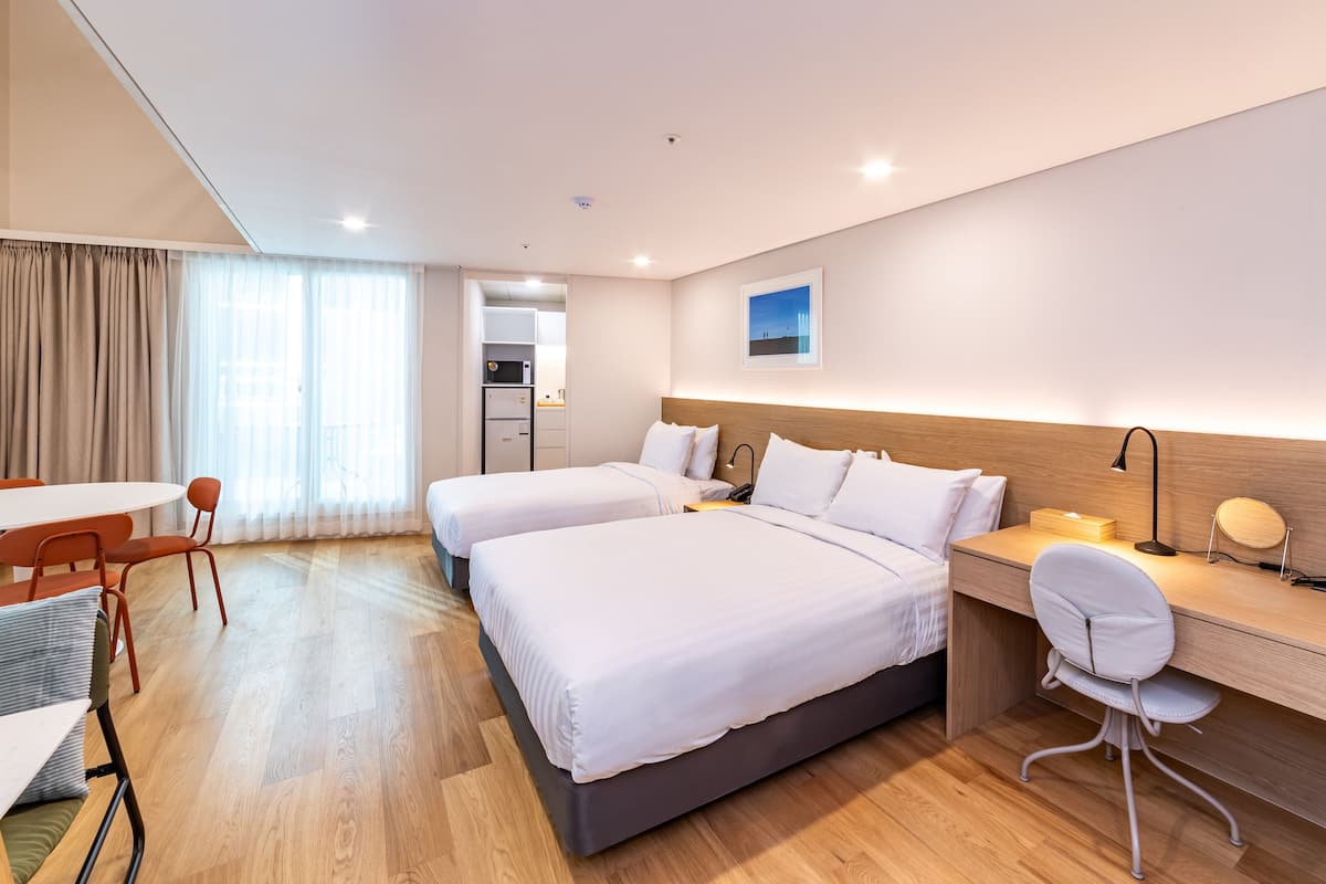Premium Family Suite With Loft 1601 | Két bảo mật tại phòng, trang bị nội thất với thiết kế riêng biệt, bàn