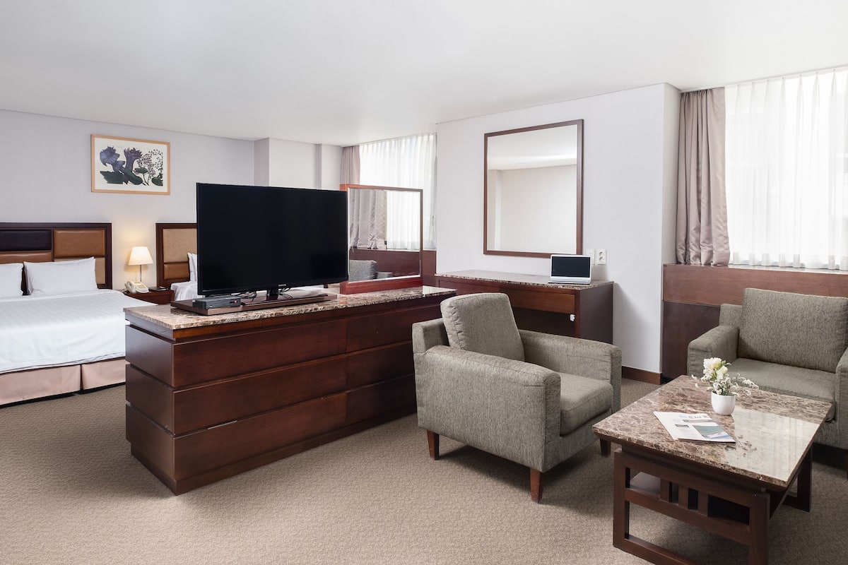 In-room safe, individually furnished, desk, blackout curtains