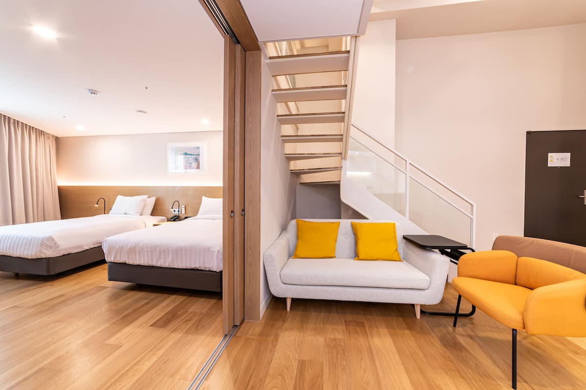 Premium Family Suite With Loft 1602 | Két bảo mật tại phòng, trang bị nội thất với thiết kế riêng biệt, bàn