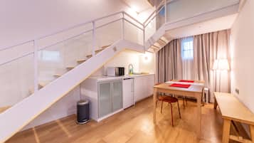 Premium Family Suite With Loft 1606 | Caja de seguridad en la habitación, muebles diferentes y escritorio
