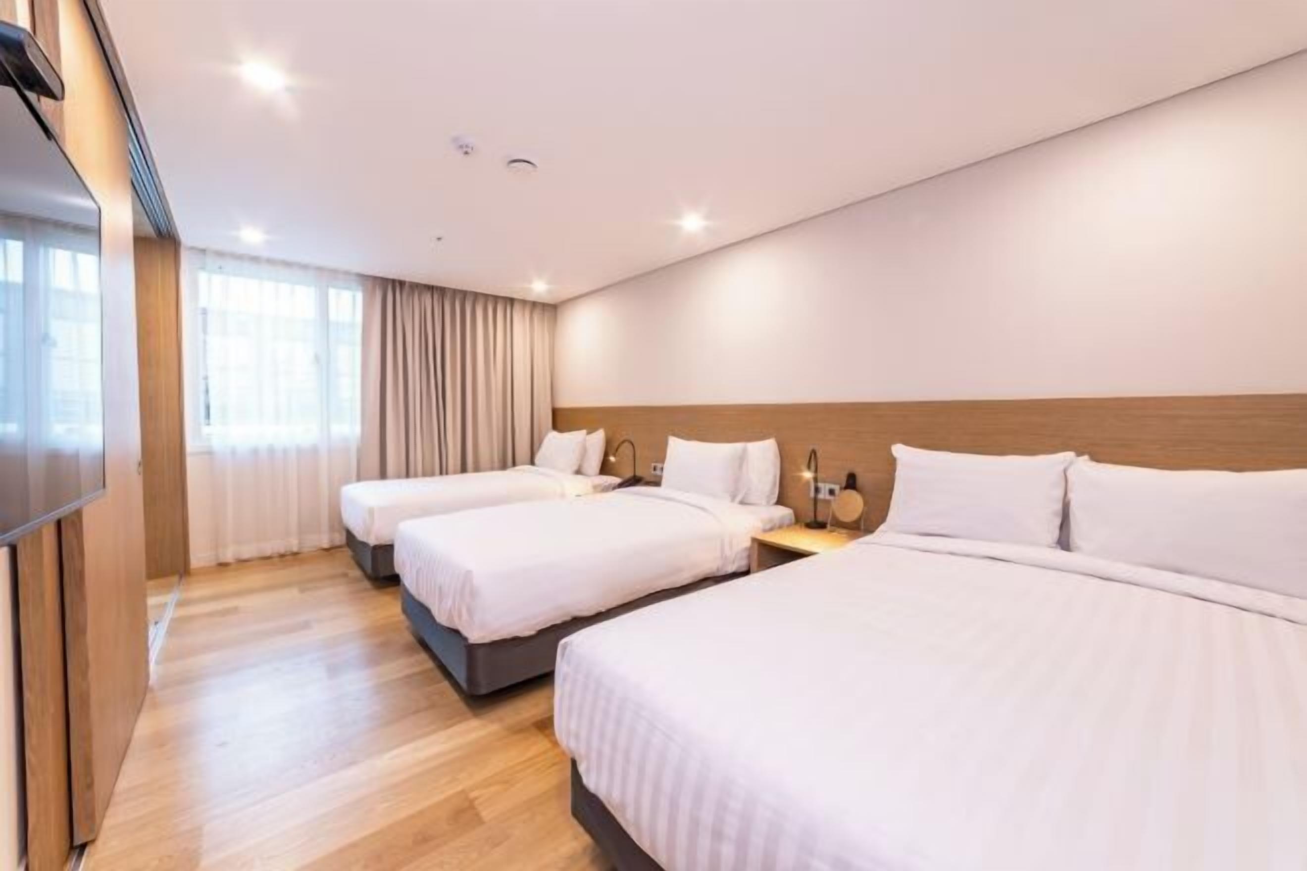 Een kluis op de kamer, individueel gemeubileerd, een bureau