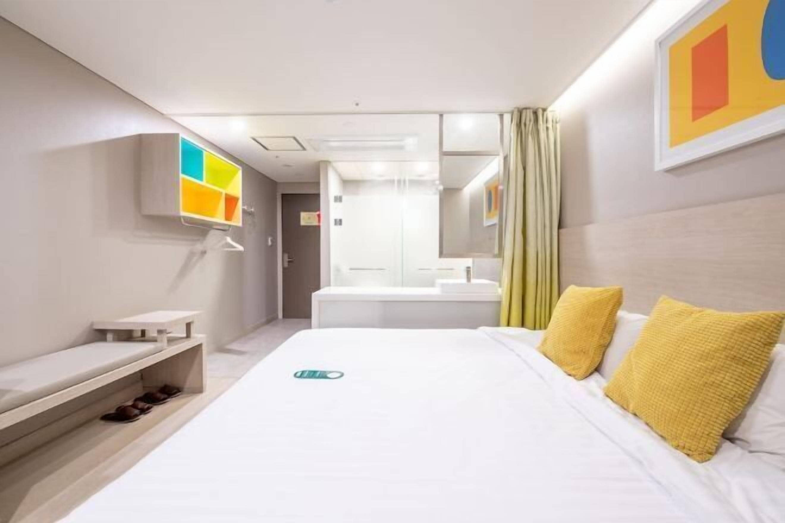 Een kluis op de kamer, individueel gemeubileerd, een bureau